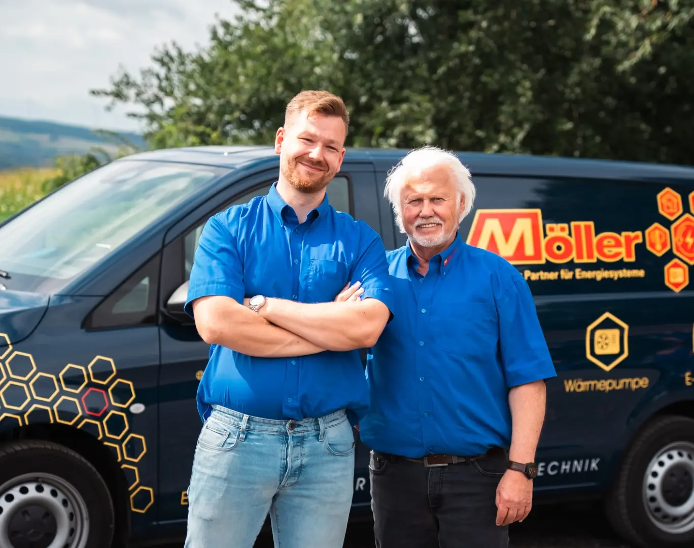 Marvin und Bernd Möller vor einem Firmenfahrzeug