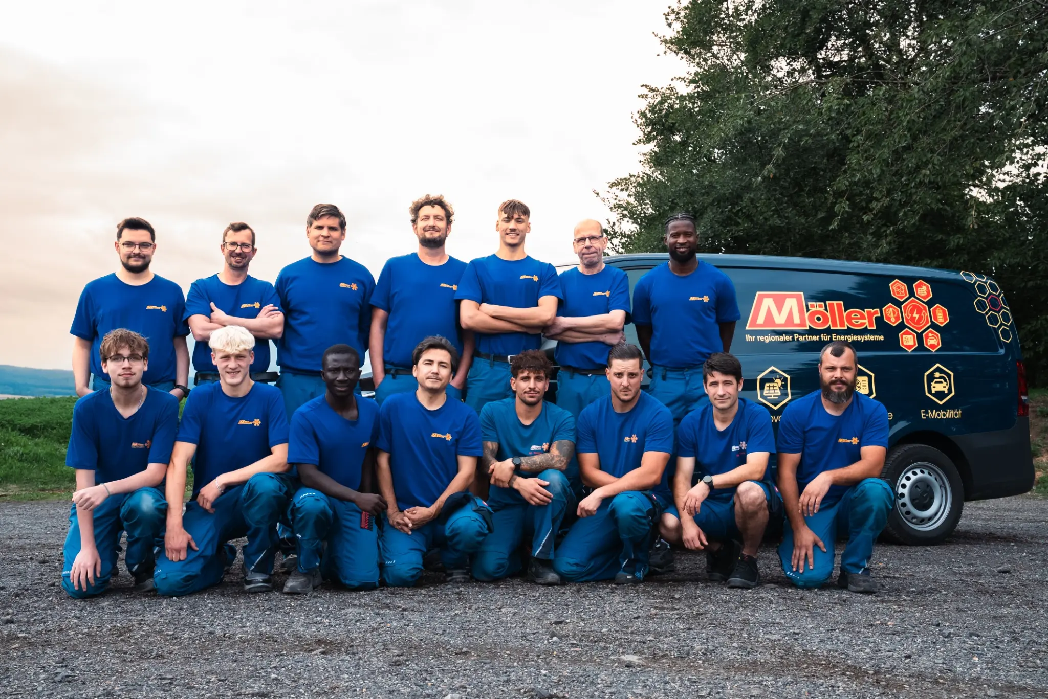 Das Elektro-Team von Möller Gebäudetechnik vor einem Firmenfahrzeug