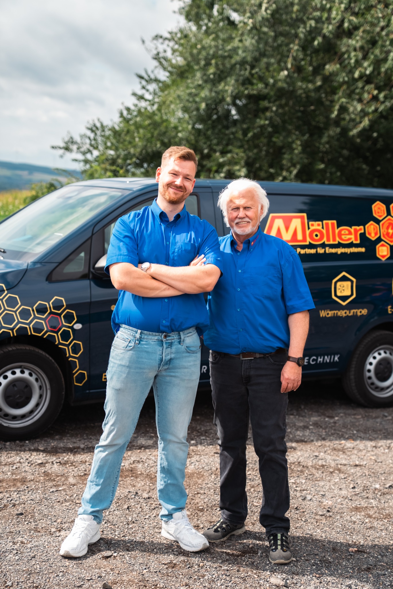 Marvin und Bernd Möller vor einem Firmenfahrzeug