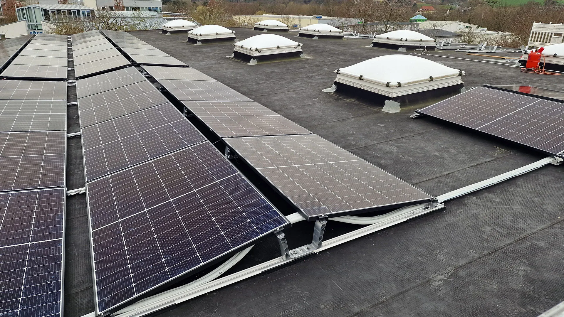 Große Photovoltaikanlage auf einem gewerblichen Flachdach
