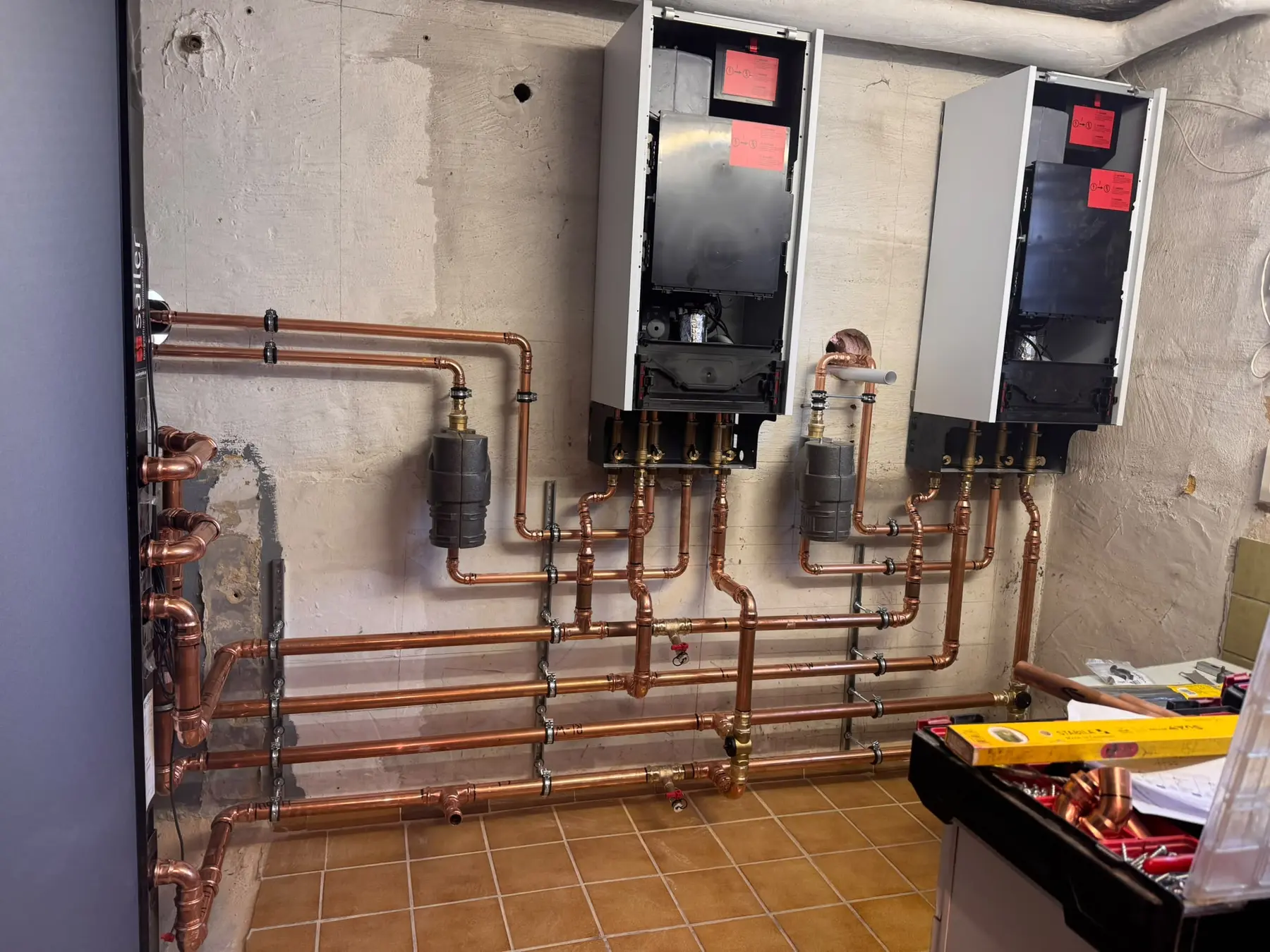 Modernisierte Heizungsanlage mit sauber verlegten Kupferrohren